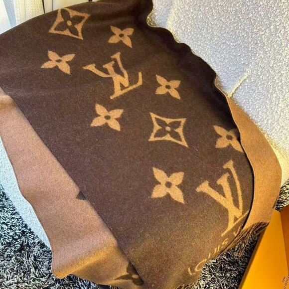 Louis Vuitton Shawl - Picture 3 of 7